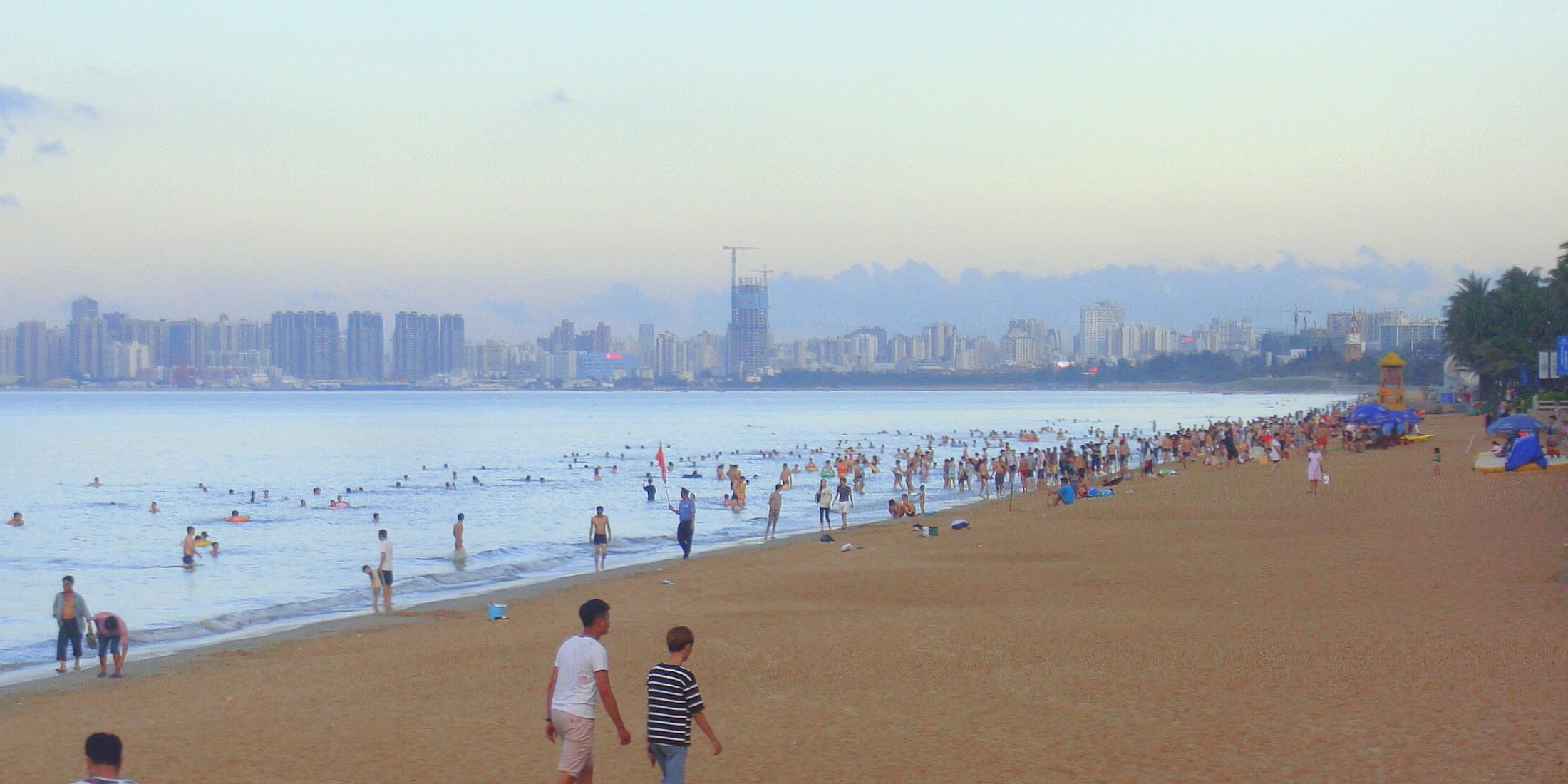 Holiday Beach in Haikou for dental tourism planning