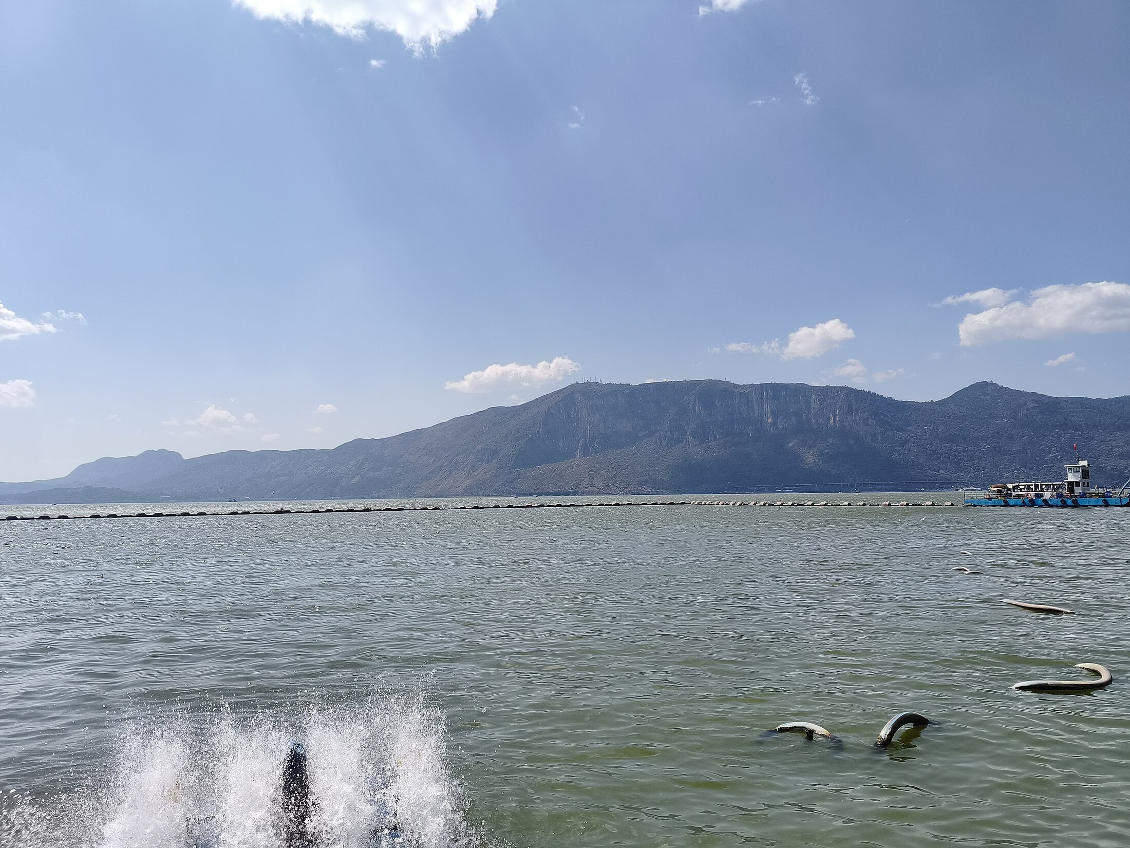 Dianchi Lake in Kunming for dental tourism planning